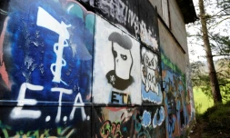 Un graffiti représentant le logo de l'ETA sur un mur dans un village du nord de l'Espagne, le 23 mars 2010
