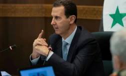 Cette photo fournie par la page Facebook de la présidence syrienne le 30 mars 2021 montre le président Bachar Al-Assad rencontrant des membres du gouvernement à Damas