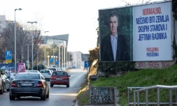 Une voiture passe devant une affiche électorale du président croate sortant et candidat à la présidentielle du Parti social-démocrate (SDP), Zoran Milanovic, dans le centre de Zagreb, le 27 décembre 2024