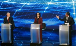 Le président brésilien sortant Jair Bolsonaro (d) et Luiz Inacio Lula da Silva (g), tous deux candidats à la présidentielle,  lors d'un débat télévisé, le 28 août 2022 à Sao Paulo 
