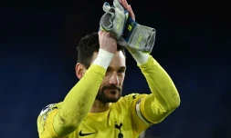 Le gardien de but français de Tottenham, Hugo Lloris, salue le public après la victoire contre Crystal Palace au  Selhurst Park le 4 janvier 2023 à Londres