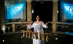 La chanteuse bulgare Smilyana Zaharieva chante en agitant des petites cloches, Ă Starosel, le 8 juillet 2019.