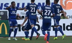 L'attaquant de Lyon Alexandre Lacazette félicité par ses coéquipiers aprÚs un but face à Nancy, le 14 août 2016 au Stade Marcel Picot