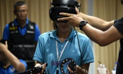 Une experte de la police scientifique est formée, grâce à la réalité virtuelle, à la gestion des catastrophes, le 26 février 2019 à Chon Buri, en Thaïlande