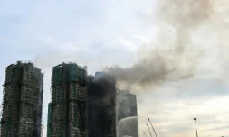 Les pompiers tentent d'éteindre l'incendie d'un complexe immobilier de Tai Po, le 27 novembre 2025 à Hong Kong