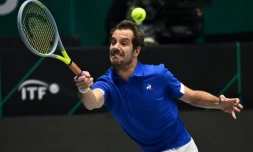Richard Gasquet face au TchÚque Tomas Machac pour l'entrée de la France dans le droupe C de la Coupe Davis Cup à Innsbruck, le 25 novembre 2021
