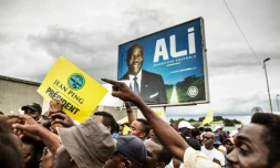 Une manifestation de soutien à Jean ping devant un panneau pour la campagne d'Ali Bongo, à Libreville, le 26 août 2016