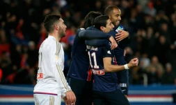 Les Parisiens congratulent Lucas Moura, buteur face à l'OL en quarts de finale de la Coupe de la Ligue, le 21 janvier 2016au Parc des Princes