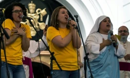 Soeur Maria Valentina de los Angeles (d) chante avec des membres de la Fraternité des musiciens catholiques unis (MCU), lors d'un concert à Cali, le 2 septembre 2017 en Colombie