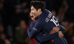 Le milieu sud-coréen du PSG Lee Kang-in (d) ouvre la marque pour le PSG contre Montpellier et est félicité par Kylian Mbappé, le 3 novembre 2023 au Parc des Princes