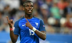 Le milieu français Paul Pogba face aux Portugais en finale de l'Euro-2016 au Stade de France, le 9 août 2016