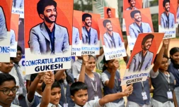 Des élèves indiens célèbrent la victoire du plus jeune champion du monde d'échecs de l'histoire, l'Indien Gukesh Dommaraju, à Chennai, le 13 décembre 2024