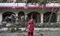 Une femme prÚs des décombres de sa maison à Devighat, Népal, le 28 août 2026