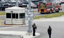 Des policiers près d'une des entrées du Pentagone mardi après une fusillade à quelques mètres du bâtiment