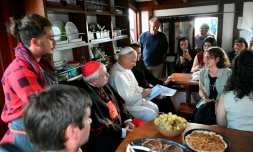 Le pape Léon XIV à cÎté du cardinal français Jean-Marc Aveline lors d'une visite du navire-école de paix "MED 25 - Bel Espoir", dans le port d'Ostie prÚs de Rome le 17 octobre 2025.