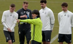 Joachim Löw avec Toni Kroos, Marc-Andre ter Stegen, Mats Hummels et Thomas Müller lors d'une séance d'entraînement à Berlin, le 23 mars 2016