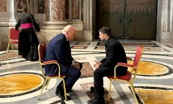 Photo diffusée par le service de presse de la présidence ukrainienne, le 26 avril 2025, montrant une rencontre entre le président ukrainien Volodymyr Zelensky (g) et le président américain Donald Trump à la basilique Saint-Pierre en marge des funérailles du pape François au Vatican