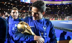 Le défenseur des Bleus Raphaël Varane avec la Coupe du monde, lors d'un tour d'honneur, le 9 septembre 2018 au Stade de France