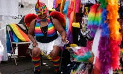 Une hĂŽtesse d'un stand Ă la Harlem Pride, Ă New York