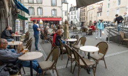 Terrasse de café Place Saint-Pierre à Clermont-Ferrand en octobre 2020