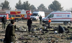 Des secouristes sont sur les lieux du crash de l'avion ukrainien, le 8 janvier 2020, près de l'aéroport à Téhéran
