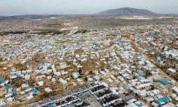 Vue aérienne du camp de déplacés syriens à Dayr Hassan, le 5 mars 2020 dans la proince d'Idleb