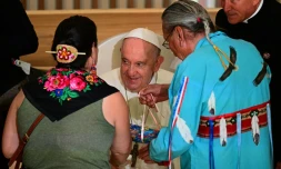 Le pape François reçoit des cadeaux de membres de communautés indigènes à Edmonton, Canada, le 25 juillet 2022