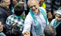 Massoud Pezeshkian, candidat réformateur à la présidentielle iranienne, salue ses partisans lors d'un meeting de campagne au stade Afrasiabi à Téhéran, le 23 juin 2024