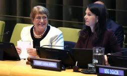 L'ancienne présidente chilienne Michelle Bachelet (G) et Annalena Baerbock, présidente de l'Assemblée générale de l'ONU, lors d'une audition au siège de l'ONU pour le poste de secrétaire général, le 21 avril 2026 à New York 