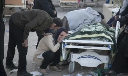 Photo prise le 13 novembre 2017 à Sarpol-e Zahab montrant une femme pleurant la mort d'une victime du séisme qui a secoué la province iranienne de Kermanshah.