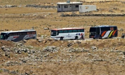 Des bus transportant des rebelles et des civils de la province syrienne de Qouneitra (sud-ouest) vers des zones insurgées dans la province d'Idleb (nord-ouest), après un accord avec la Russie, le 20 juillet 2018