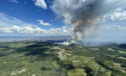 Vue aĂ©rienne prise le 27 juillet 2023 par les pompiers de Colombie Britannique montrant de la fumĂ©e qui s'Ă©lĂšve des feux de forĂȘt au sud de la ville de Kamloops