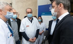 Le ministre français de la Santé et des Affaires sociales Olivier Véran (d) discute avec des employés de l'hÎpital Avicenne à Bobigny (Seine-Saint-Denis), le 29 janvier 2021