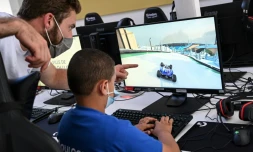 Un animateur donne des conseils à un enfant jouant à un jeu vidéo, le 22 juillet 2020 à Boulogne-Billancourt