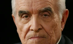 Portrait du philosophe René Girard pris le 29 avril 2004 sur le plateau de l'émission "Culture et dépendances" enregistrée au siège de France Télévision à Paris
