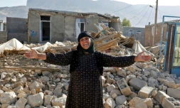 Photo prise le 15 novembre 2017 d'une Iranienne près des décombres de sa maison à Kouik (nord-ouest) après le séisme du 12 novembre