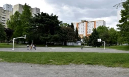 Des jeunes jouent au basket le 21 mai 2018 à la Plaine des Jeux du quartier sensible de Saragosse à Pau (Pyrénées-Altantiques) où un homme de 32 ans a été battu à mort trois jours avant.