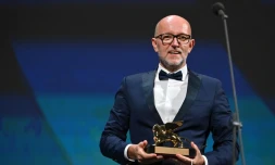 Le directeur marketing de Disney pour l'Italie, Davide Romani, reçoit le Lion d'Or du 77e festival du film de Venise au nom de la cinéaste américaine Chloé Zhao pour le film "Nomadland" , le 12 septembre 2020 à Venise