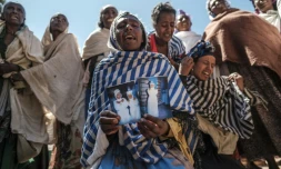Des femmes pleurent leurs proches victimes d'un massacre attribué aux forces érythréennes à Dengolat, au nord de Mekele, capitale de la région du Tigré, au nord de l'Ethiopie, le 26 février 2021