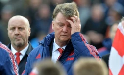 L'entraîneur de Manchester United Louis van Gaal (c) lors du match contre Stoke, le 26 décembre 2015 à Stoke-on-Trent