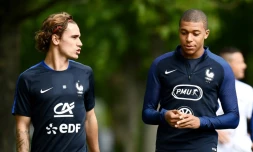 Kylian Mbappé et Antoine Griezmann lors d'un entraînement avec l'équipe de France au centre du football de Clairefontaine, le 30 mai 2017
