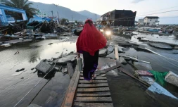 Une femme marche au milieu d'une zone dévastée à Palu le 1er octobre 2018