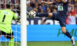L'attaquant du PSG Kylian Mbappé face au gardien de but des Herbiers Matthieu Pichot en finale de la Coupe de France le 8 mai 2018