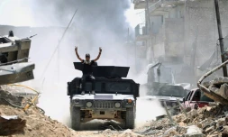 Un soldat des forces d'élite du contre-terrorisme (CTS) irakiennes patrouille dans la Vieille ville de Mossoul, le 30 juin 2017