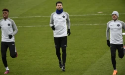 Presnel Kimpembe (g), Thiago Motta (c) et Dany Alves lors d'une séance d'entraînement du PSG à Saint-Germain-en-Laye, le 13 février 2013