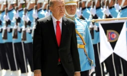 Le président turc Recep Tayyip Erdogan passe en revue la garde d'honneur à son arrivée au Parlement, le 7 juillet 2018 à Ankara