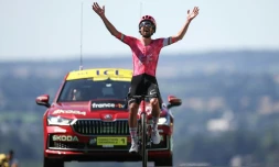 Le coureur irlandais Ben Healy à l'arrivée de la sixième étape du Tour de France, à Vire, le 10 juillet 2025