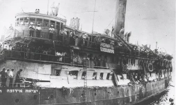 Photo d'archives de L'Exodus 1947 avec 4.500 personnes à son bord, près du port de Haifa