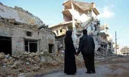 Un couple syrien à Alep devant leur maison dévastée, le 4 décembre 2016