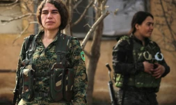 Roksan Mohammad (g), 37 ans, porte-parole des Unités de protection de la femme, lors de la visite d'une délégation gouvernementale à Qamichli, une ville majoritairement kurde du nord-est de la Syrie, le 8 février 2026